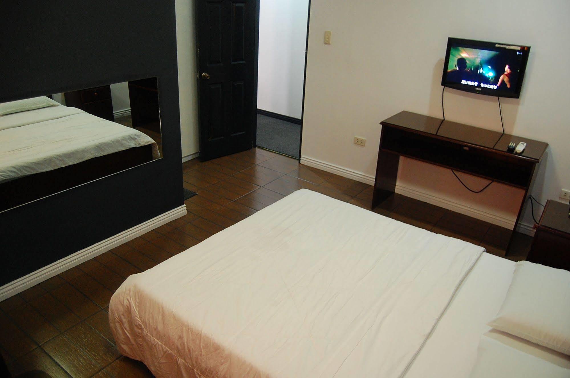 Rumi Apartelle Hotel Angeles Esterno foto
